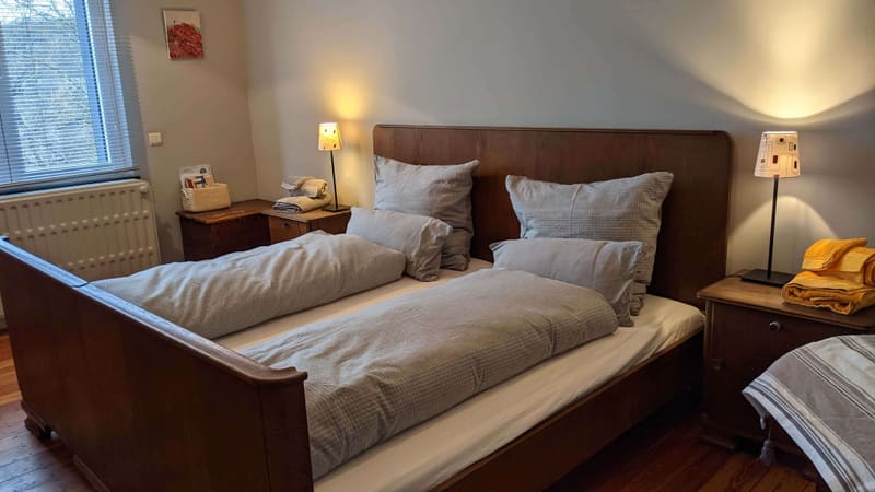 Guest room with double bed, high ceilings and plasterwork — Au Pied des Ducs, Limbourg