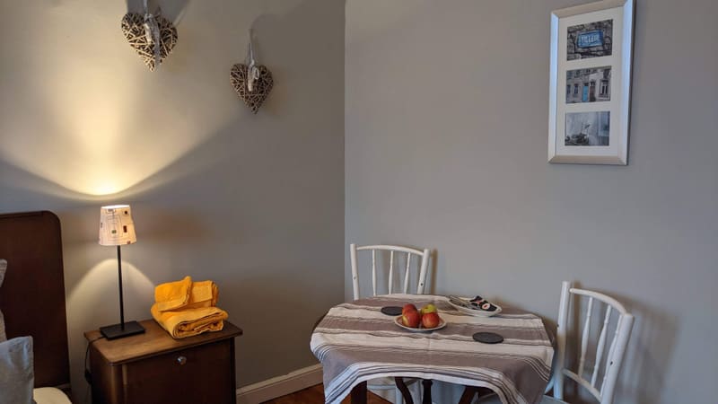 Table corner and armchair in the guest room in Limbourg